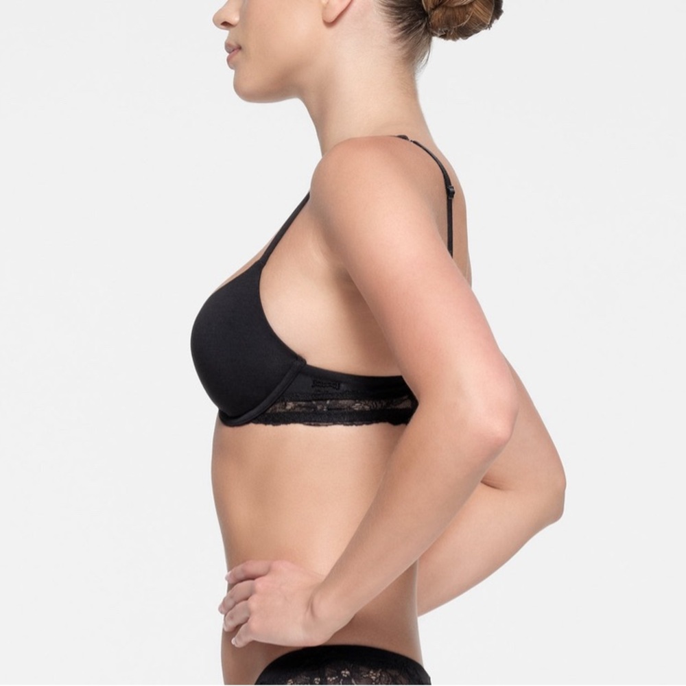 SKIMS Cotton Lace Lightly Lined Plunge Bra, Color: Onyx, Size: 36DDD - Picture 2 of 9